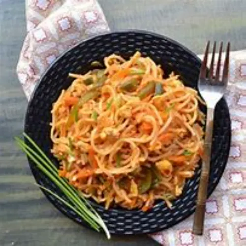 Egg Schezwan Noodles (Medium)